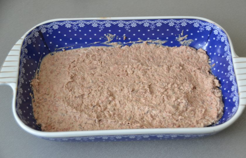 1. Этап. Салат из печени с яблоком: Смешайте печень с майонезом и выложите первым слоем в салатник.