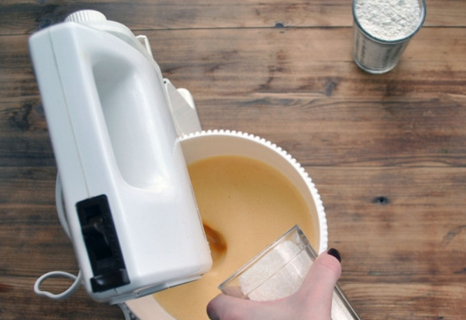 1. Этап. Торт на работу: Затем всыпаем к ним сахар и ванилин, взбиваем все еще 5 минут.