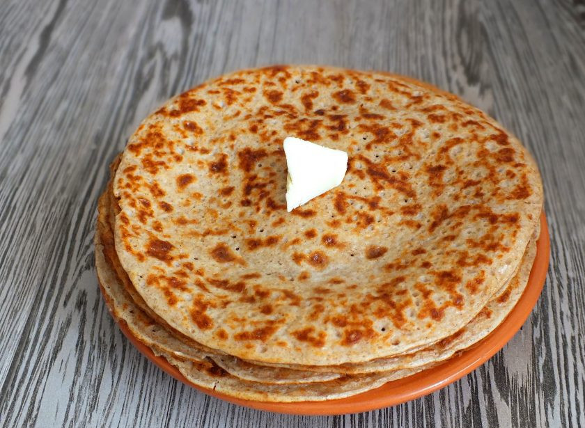 1. Этап. Ржаные блины на кефире: Каждый блинчик смажьте сливочным маслом и сложите стопочкой.