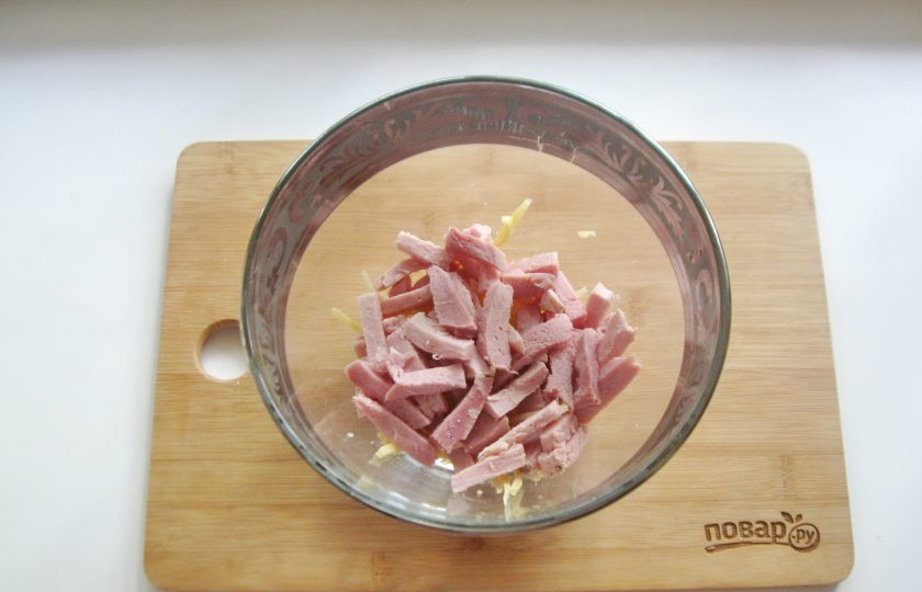 1. Этап. Салат из спаржевой фасоли с ветчиной: Ветчину нарежьте такой же соломкой и добавьте к сыру.