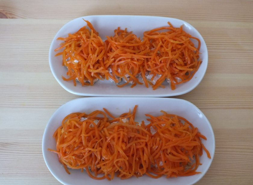 1. Этап. Салат Светофор с корейской морковью: На куриное филе выложите слой из корейской моркови.