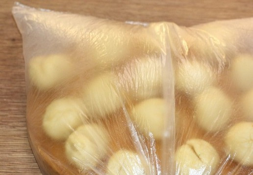 1. Этап. Вкусные ракушки с начинкой из индейки: 7. Накрываем шарики пакетом или пленкой и отправляем в морозильную камеру на 20 минут.