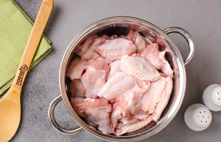 1. Этап. Цукини с курицей в духовке: Курицу разрежьте на части и переложите в глубокую миску.