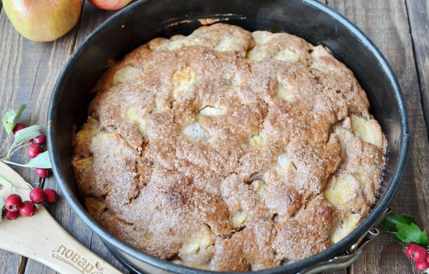 1. Этап. Шоколадная шарлотка с яблоками: Выпекайте шарлотку при температуре 170 градусов 50-60 минут. Готовность проверяйте зубочисткой. Готовый пирог остудите в форме, извлеките осторожно и порежьте кусочками. Приятного!