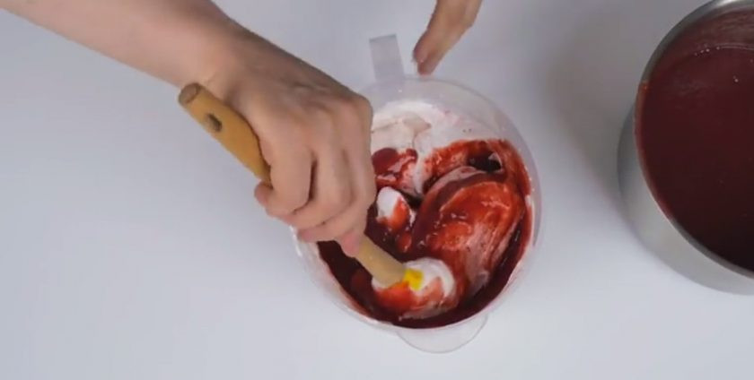 1. Этап. Нежный торт Мечта: 9. Клубничное пюре доведите до кипения, добавьте сахар и проварите после закипания еще 5 минут. Растворите набухший желатин в клубничном пюре и размешайте. Остудите в миске с холодной водой. Охлажденные сливки взбейте в пышную массу.