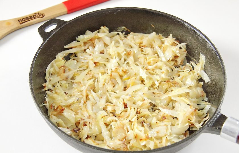 1. Этап. ПП пирог с капустой: Нарежьте капусту соломкой. Лук нарежьте кубиками. Обжарьте капусту с луком на сковороде до желаемой степени готовности. В конце добавьте соль и перец по вкусу. Дайте начинке немного остыть.