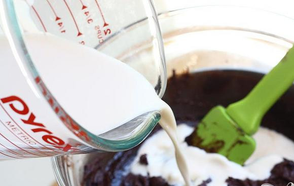 1. Этап. Охлажденный горячий шоколад: 3. Когда чипсы начнут таять, медленно добавить 1/2 чашки молока. Перемешивать до получения однородной массы. Охладить массу до комнатной температуры.