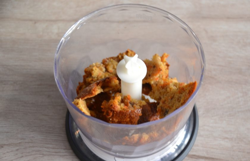 1. Этап. Морковный торт с вишней: Измельчите в блендере срезанную 