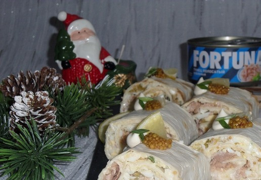 1. Этап. Рулет из лаваша Новогодний: Украшаем нарезанные кусочки рулета горчицей, каплями майонеза, зеленым луком и лимоном. Подаем рулет к столу.