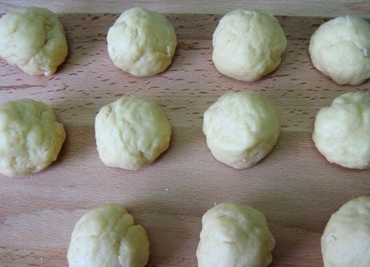 1. Этап. Шекербура азербайджанская: 1. Для приготовления теста желтки соединяем со сметаной и сахаром, взбиваем. В топленое масло насыпаем немного муки и перемешиваем, вливаем тонкой струей молоко. Соединяем в миске яично-сметанную смесь с топленым маслом, постепенно подсыпаем оставшуюся муку и замешиваем хорошее плотное тесто. Разделяем его на небольшие части и ставим в холодильник на 1,5-2 часа.