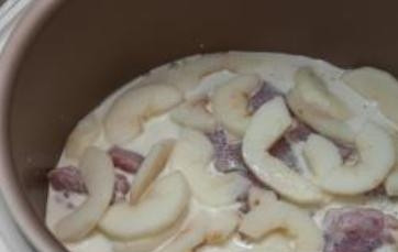 1. Этап. Индейка в кефире в мультиварке: Выкладываем промаринованное мясо вместе с кефиром в чашу мультиварки, сверху на мясо выкладываем яблоки. Закрываем крышку и выбираем режим 