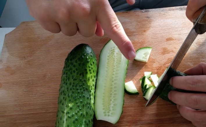 1. Этап. Вкусный Свекольник: 1. Отварите картошку в мундирах, затем остудите и очистите от кожуры. Разрежьте свежие огурцы вдоль на 4 части, затем нарежьте тонкими ломтиками. Нарежьте крупными кусочками картофель.