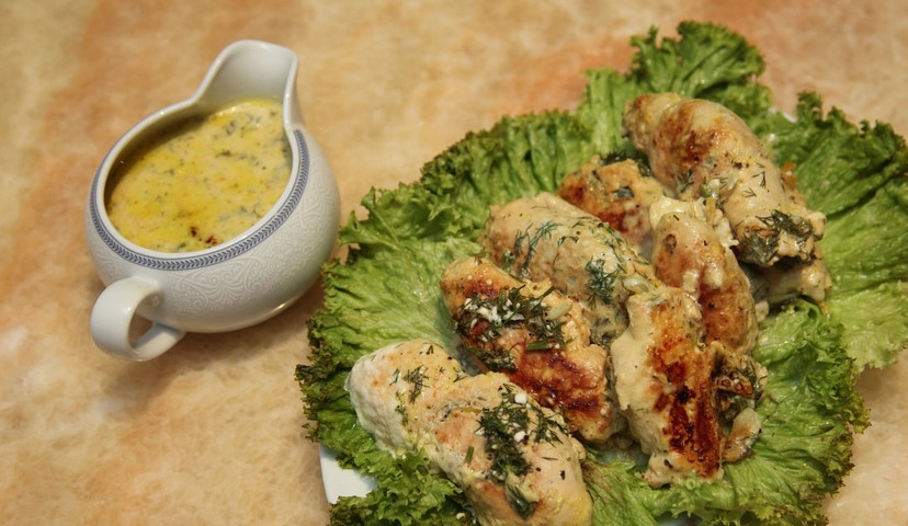 1. Этап. Куриные рулеты в молоке: Подавайте блюдо к столу с оставшимся соусом. Приятного аппетита!