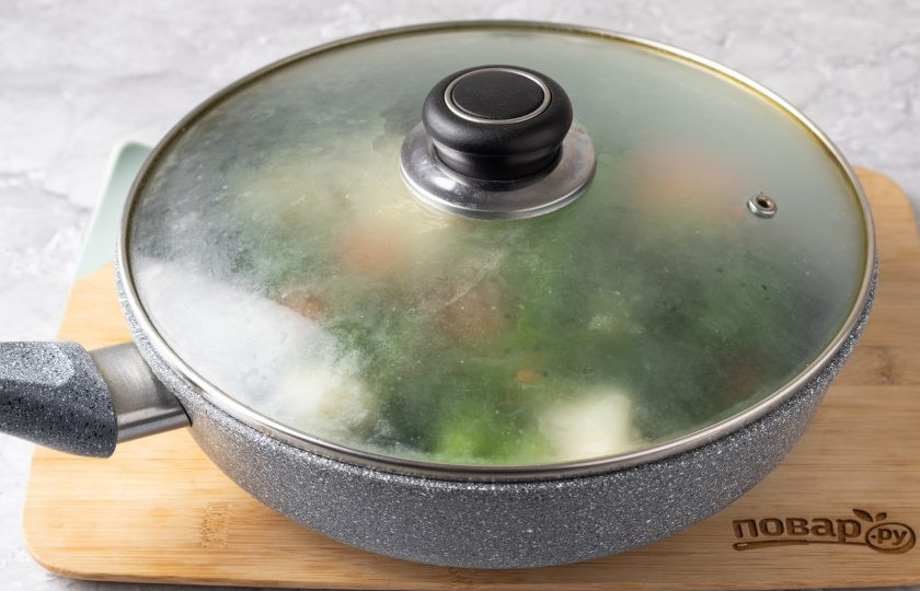 1. Этап. Замороженные овощи на сковороде: Накройте крышкой и потушите овощи, пока вода не испарится. Примерно 5-7 минут.