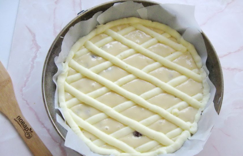 1. Этап. Пирог с ягодами и кремом: С помощью кулинарного мешка нанесите крем сеточкой на тесто. Диаметр моей формы 22 сантиметра.