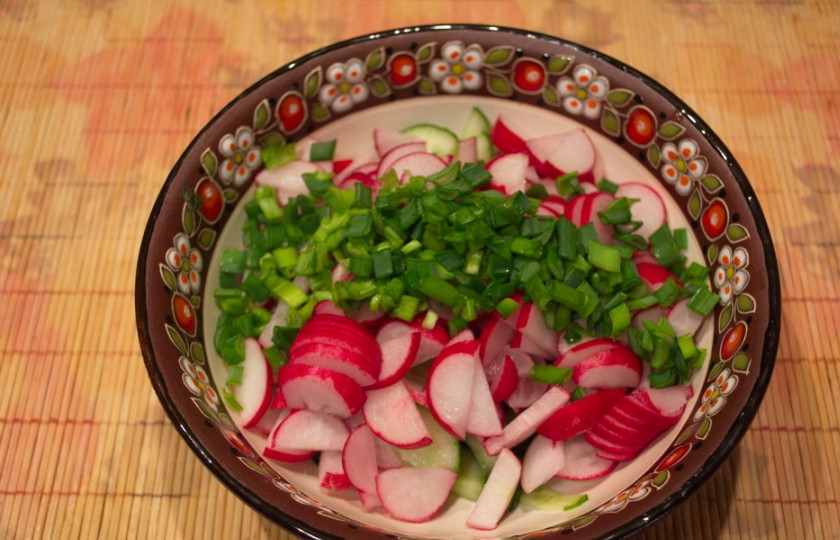 1. Этап. Салат Огород: Измельчите зелень и добавьте в салат.