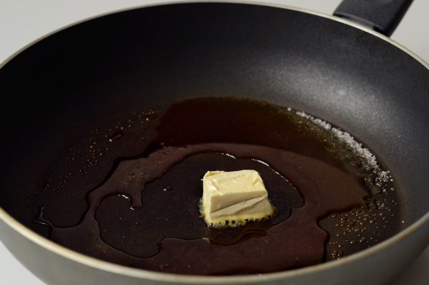 1. Этап. Каша с карамелизированной тыквой: На среднем огне растопите сахар до жидкого состояния. Добавьте кусочек масла, перемешайте.