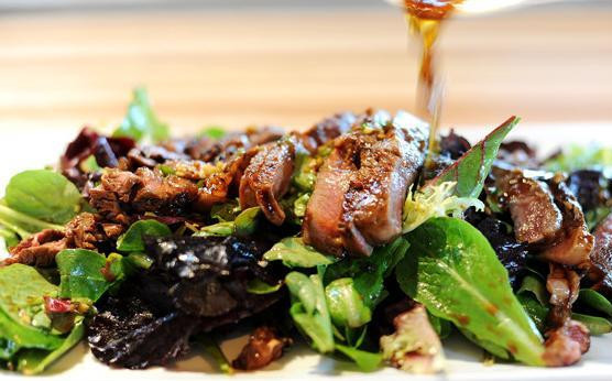 1. Этап. Горячий салат с говядиной: Выложить салат на блюдо, уложить мяса и полить оставшейся заправкой.