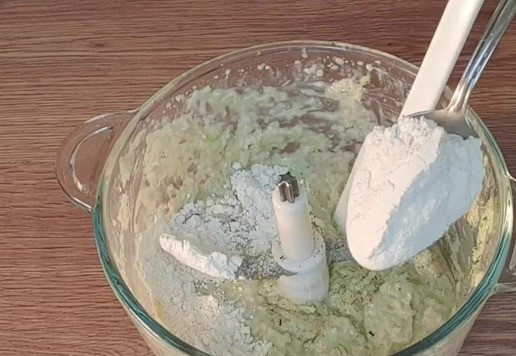 1. Этап. Капустники с индейкой: 10. Далее всыпаем 3 ст. л. муки (с горкой) и перемешиваем до однородности массы.