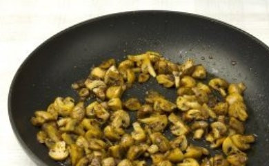 1. Этап. Суп из шампиньонов постный: На горячую сковороду вылейте растительное масло и выложите грибы и лук. Добавьте орегано, паприку, перец и жарьте 5-7 минут.