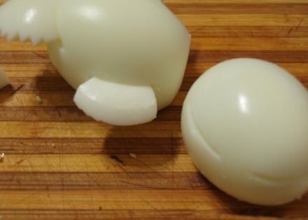 1. Этап. Салат Лебединая верность: Берем яйца, которые мы отложили, делаем небольшие надрезы для хвоста и крыльев. Крылья вырезаем из остатков другого яйца.