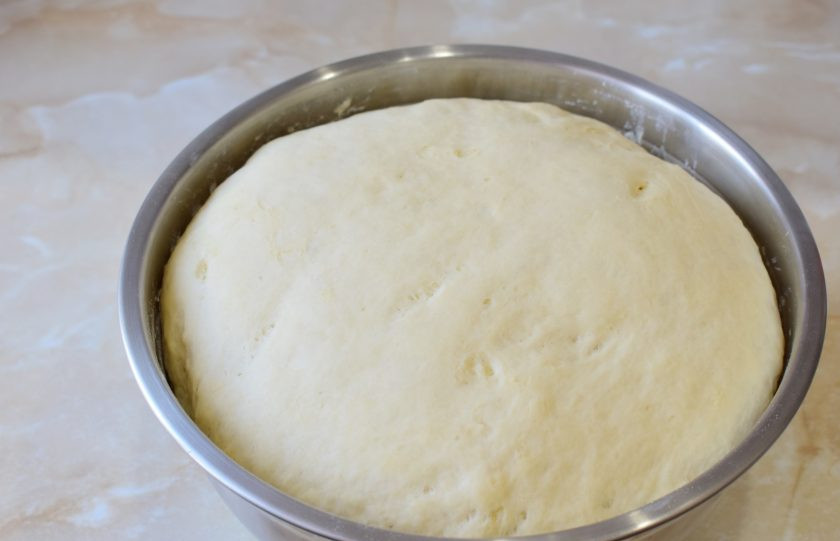 1. Этап. Бабушкины пуховые пирожки: За это время тесто хорошо поднялось. Обомните его руками и можно лепить пирожки.