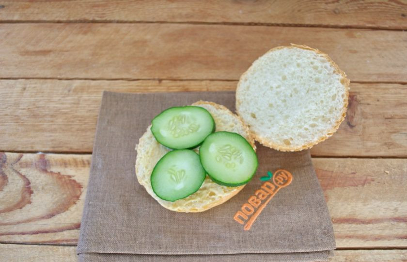 1. Этап. Бургер Овощные прятки: На половинку булочки выложите нарезанные огурчики или помидоры. Я предпочитаю использовать огурец.