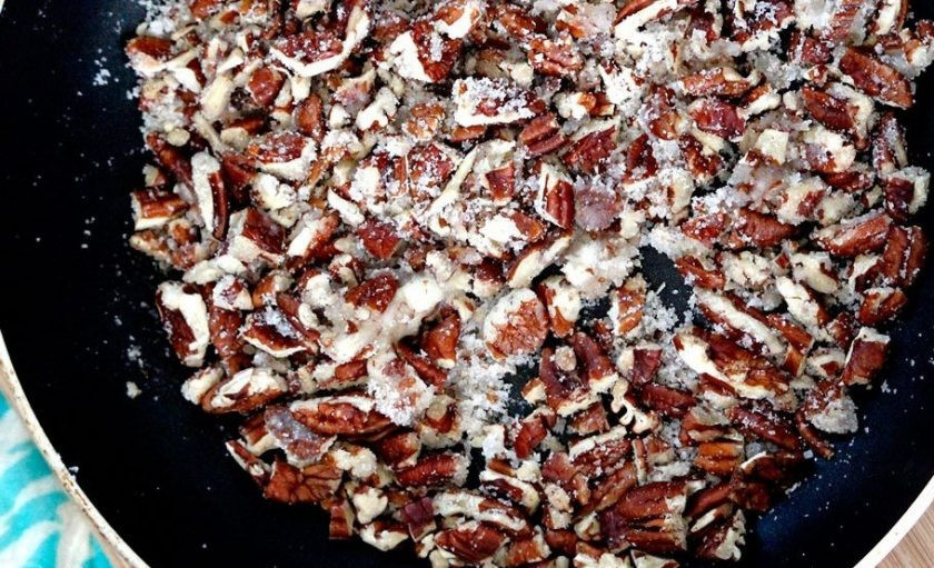 1. Этап. Десерт Фруктовый рай: Для начала сделайте соус. На сковороде растопите масло с сахаром и чуть порубленными орехами. Обжарьте ингредиенты всего 5 минут, помешивая.