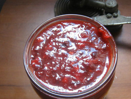 1. Этап. Аджика со сливами: Для тех, кто хочет не просто поставить аджику в холодильник, но еще и сохранить ее до следующего года, рекомендую все же закатать ее в банки. Их обязательно нужно стерилизовать. Если вы просто готовите на зиму, можно добавить в аджику растительного масла и поставить заготовочку в прохладное место.