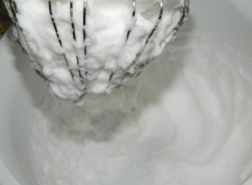 1. Этап. Свадебный торт: Для внешнего украшения будем использовать белковый крем. Для этого возьмите 3 белка и взбейте их до крепких пиков.