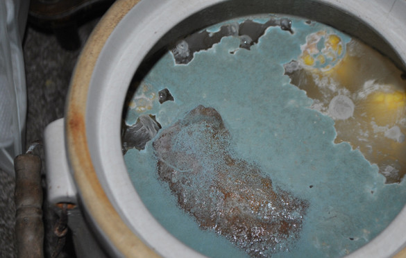 1. Этап. Консервированная кукуруза в початках на зиму: 7. Сверху накройте бочку марлей или другой тканью. Бочка должна стоять в погребе или другом прохладном месте в течение 8 дней. Затем снимите образовавшуюся пленку.