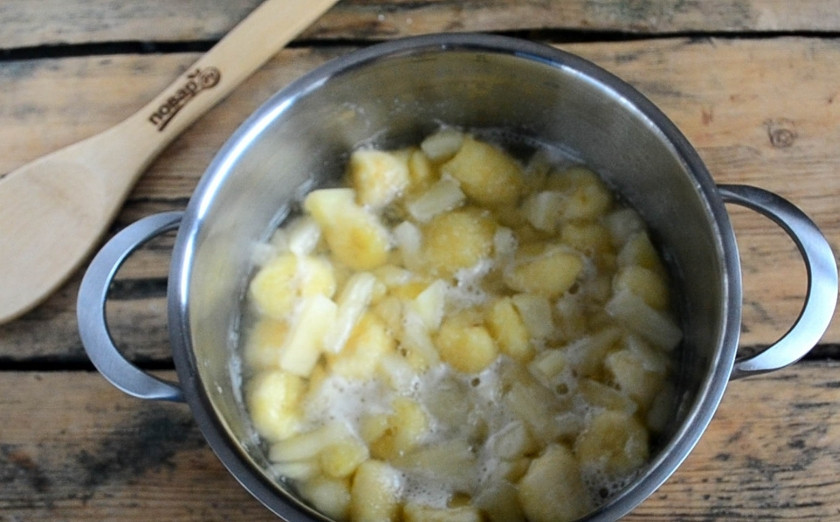 1. Этап. Банановое масло: Все перемешайте, поставьте на огонь и доведите до кипения. Варите на медленном огне, постоянно помешивая, во избежание пригорания.