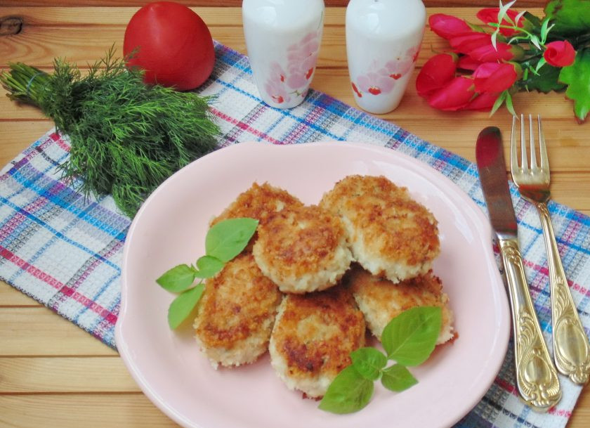 1. Этап. Котлеты из свинины с сыром и укропом: Хрустящие снаружи и сочные внутри замечательные котлеты из свинины с сыром и укропом готовы.