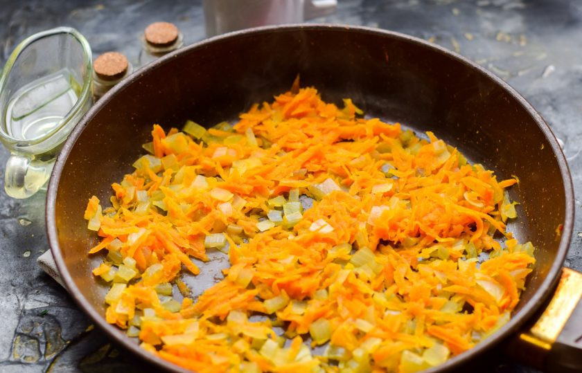 1. Этап. Сырный суп с мидиями: Поджарьте морковь и лук на сковороде, с несколькими ложками масла.