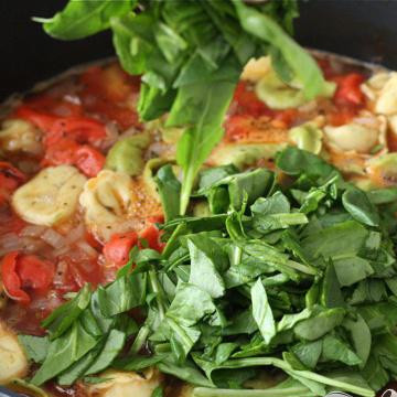 1. Этап. Суп с пельменями: За минуту до готовности пельменей, добавьте свежий шпинат.