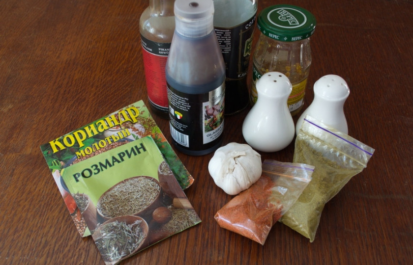 1. Этап. Маринад для мяса в духовке: Для приготовления маринада к мясу возьмите: бальзамический крем, Устричный соус, оливковое масло, чеснок, розмарин, кориандр, хмели-сунели, специи к мясу, чеснок.