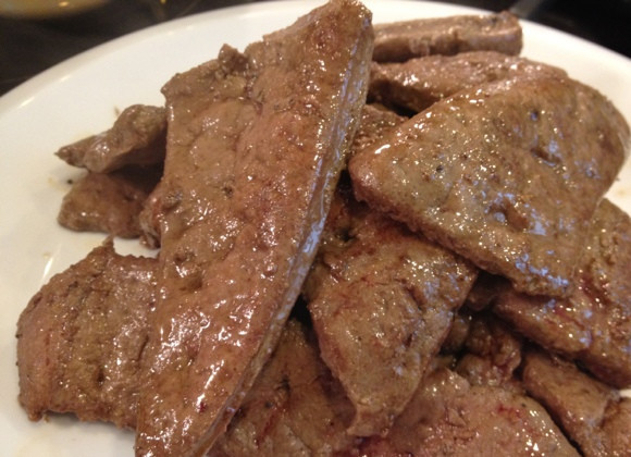 1. Этап. Печень с грибами: 6. Обжаренную печень выложить на тарелку.