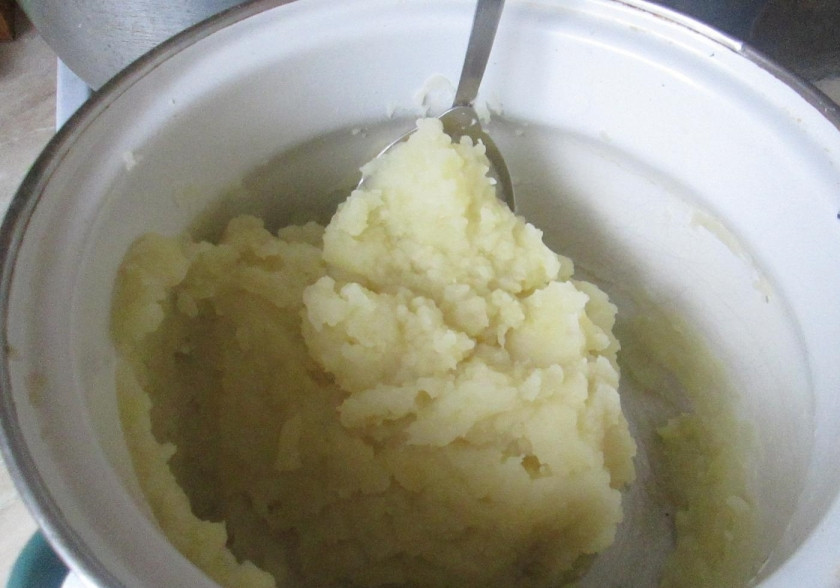 1. Этап. Картофельное пюре с сыром: 4. Перемешиваю приготовленное пюре. Если нужно, по вкусу добавляю соль.