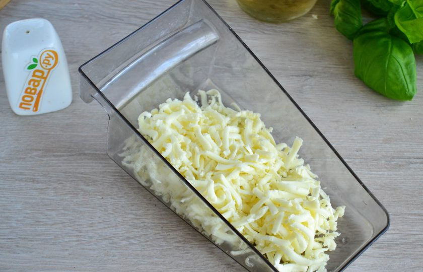 1. Этап. Пицца Каприччиозо: Моцареллу натрите на крупной терке.
