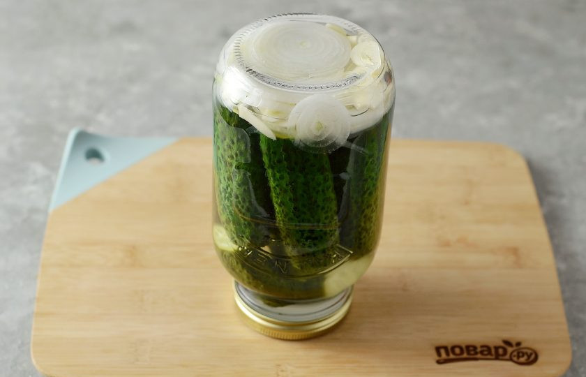 1. Этап. Огурцы в банку на зиму: Влейте горячий маринад в банку с огурцами, закупорьте крышку. Переверните банку вверх дном. Оставьте так до полного остывания, затем можно убрать в прохладное место на длительное хранение.