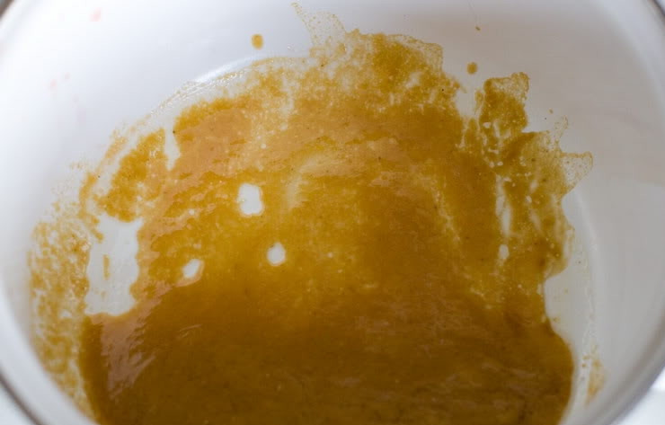 1. Этап. Мясо по-монгольски: Смешиваем в глубокой миске кукурузную муку, соль, соевый соус, рисовый уксус, 2 столовые ложки растительного масла.