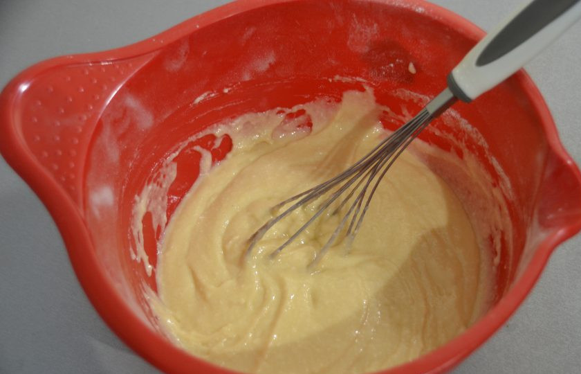 1. Этап. Кексы из кокосовой муки: Замесите тесто, оно будет не очень густым.