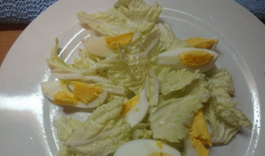 1. Этап. Cалат деревенский с курицей: 1. Яйца отварим и остудим. Филе тоже отварим, но можно и обжарить - кому как нравится. Остудим. Яйца нарезаем крупными ломтиками.