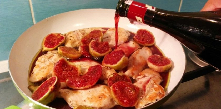 1. Этап. Курица с инжиром: 5. Сделайте средний огонь, добавьте инжир, лавровый лист, влейте вино и лимонный сок.