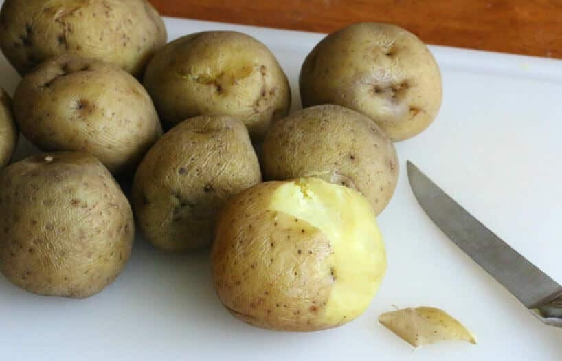 1. Этап. Салат из картофеля и лука: 1. Выложите картофель в холодную воду и отварите его до готовности, затем достаньте и остудите.