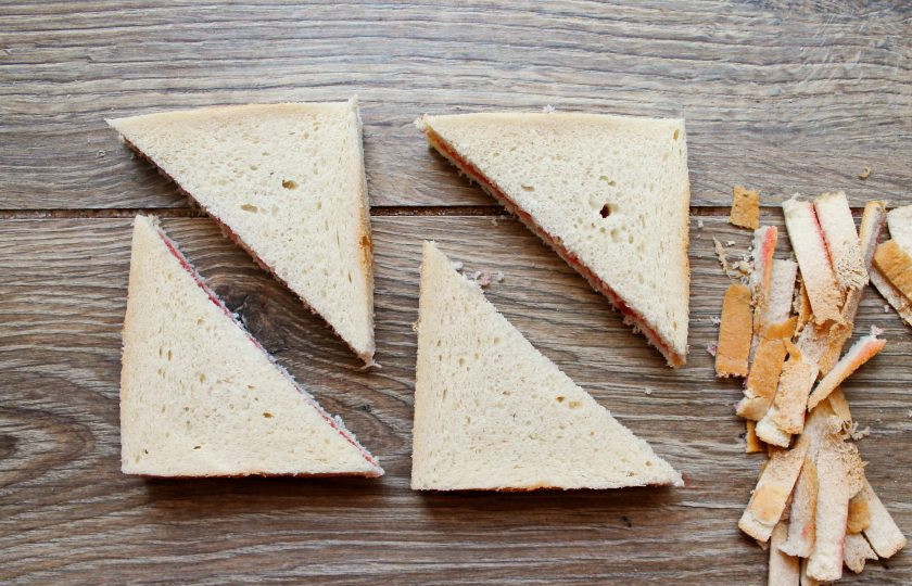 1. Этап. Французские клубничные тосты: У хлеба срежьте края и разрежьте по диагонали на два треугольника.