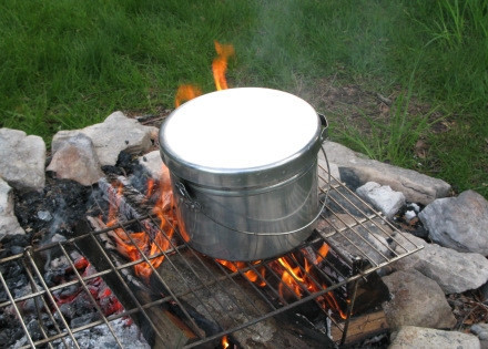 1. Этап. Уха на природе: Поставьте котелок на огонь и доведите бульон до кипения.