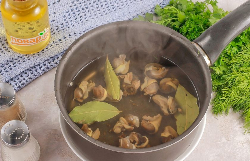 1. Этап. Виноградные улитки по-бургундски: Извлеките улиток из ракушек и срежьте их желудки, они в самом конце тельца. Выложите улитки в ковш или кастрюлю, добавьте лавровые листья, 2 щепотки соли и влейте примерно 400-500 мл. горячей воды. Отварите улитки 1-1,5 часа на умеренном нагреве. Можно добавить 100 мл. белого вина любого сорта или 30 мл. яблочного уксуса.