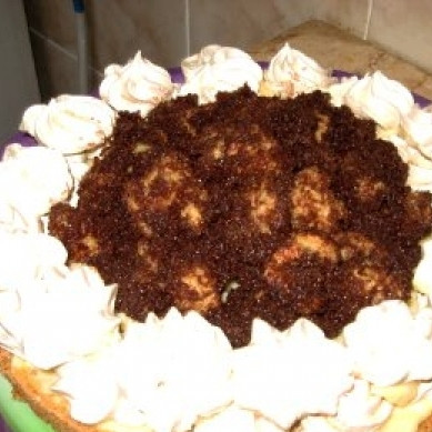 1. Этап. Торт Графские развалины: Смазанный шоколадным кремом бисквит кладем на корж, промазываем кремом с боков, вокруг раскладываем безе.