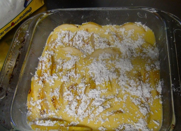 1. Этап. Запеканка творожная с грушей: 5. Через 10-15 минут можно присыпать сверху сахарной пудрой и запекайть еще полчасика.